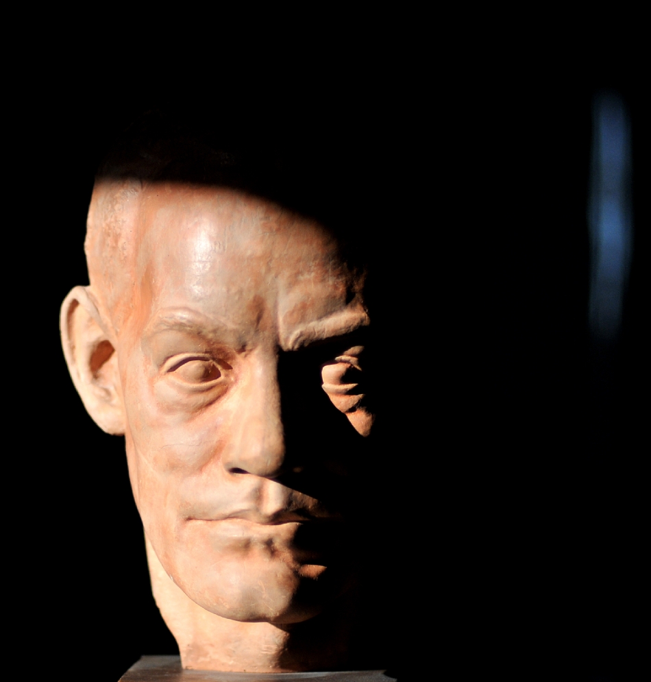 En huvudskulptur av Jan Fridegård i Fridegårdsrummet på Biskops-Arnö folkhögskola. Konstnären är Emil Näsvall som på 1940-talet bodde i Klara-kvarteren i Stockholm och umgicks med och porträtterade flera kända personer. Foto: Jan Wolf-Watz.